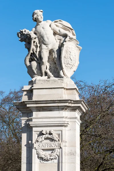 Estatua que representa a Sudáfrica fuera del Palacio de Buckingham en Lo — Foto de Stock