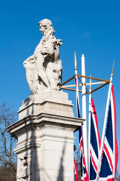 Batı Afrika Lon Buckingham Sarayı dışında temsil eden heykel — Stok fotoğraf