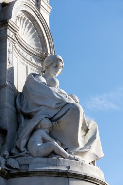 Victoria Memorial dışında çocuklu bir kadın heykeli