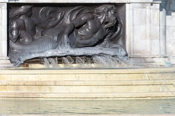 Fuente en Victoria Memorial a las afueras del Palacio de Buckingham Londres — Foto de Stock