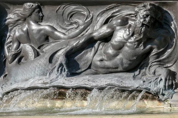 Fuente en Victoria Memorial a las afueras del Palacio de Buckingham Londres — Foto de Stock