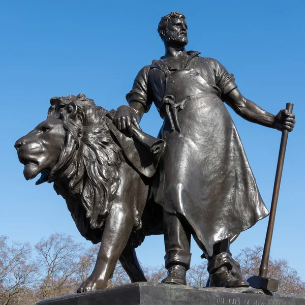 Posąg człowieka z lwem w Victoria Memorial poza Bucki — Zdjęcie stockowe