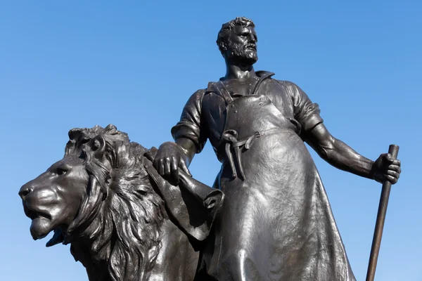 Statua di un uomo con leone al Victoria Memorial fuori Bucki — Foto Stock