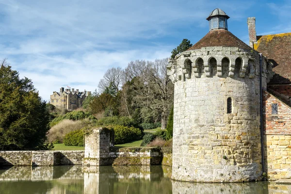 View of  a building on the Scotney Castle Estate — Stock Photo, Image