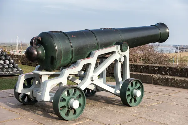 Weergave van een kanon in het kasteel in Rye East Sussex — Stockfoto