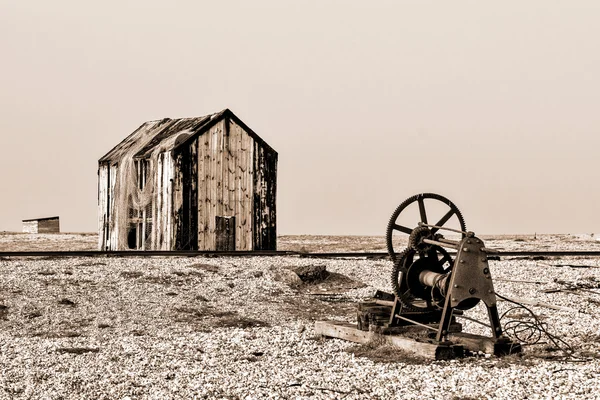 Vecchia baracca e macchinari arrugginiti sulla spiaggia di Dungeness — Foto Stock