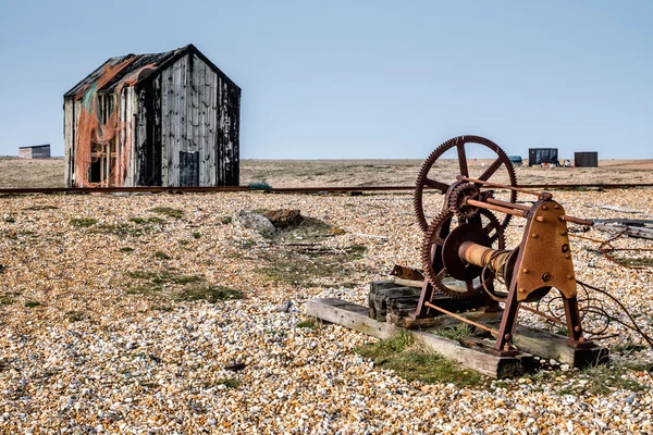 Eski kulübesi ve paslı makine Dungeness sahilde — Stok fotoğraf