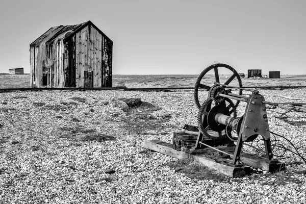 Vecchia baracca e macchinari arrugginiti sulla spiaggia di Dungeness — Foto Stock