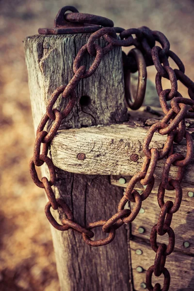 老生锈的铁链系在船头的一艘木船在 Dungenes — 图库照片
