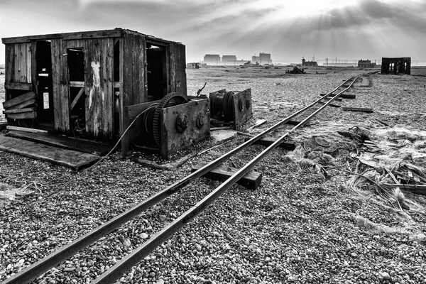 Alte Hütte und rostige Maschinen am Dünen-Strand — Stockfoto