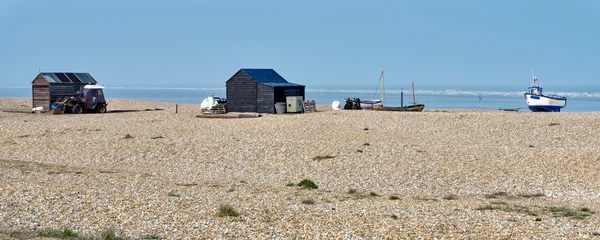 Gamla kåkar och båtar på Dungeness beach — Stockfoto