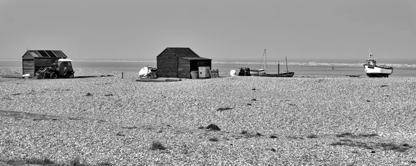 Casetas y botes viejos en la playa de Dungeness —  Fotos de Stock