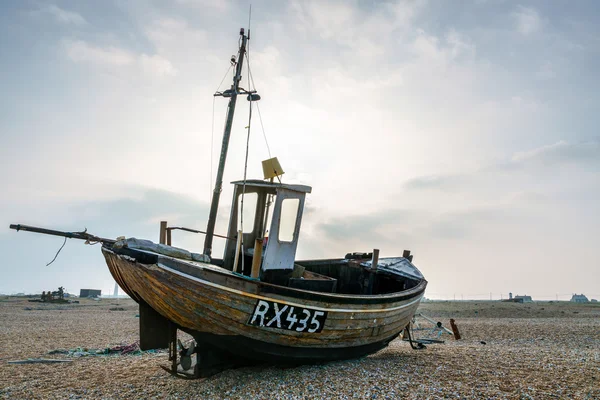 Barco de pesca na praia em Dungeness — Fotografia de Stock