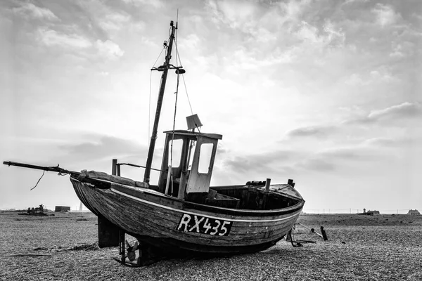 Barco de pesca en la playa de Dungeness —  Fotos de Stock