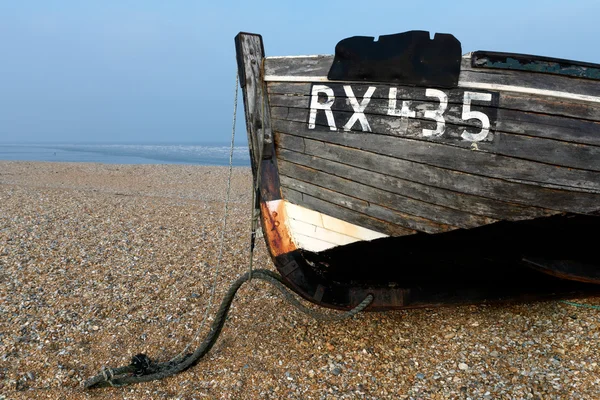 Рыбацкая лодка на пляже в Dungeness — стоковое фото