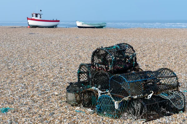 Ollas de langosta y barcos de pesca en la playa de Dungeness —  Fotos de Stock