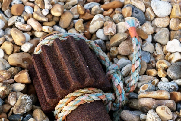 Cuerda de nylon y engranaje de cabrestante viejo en la playa en Dungeness —  Fotos de Stock