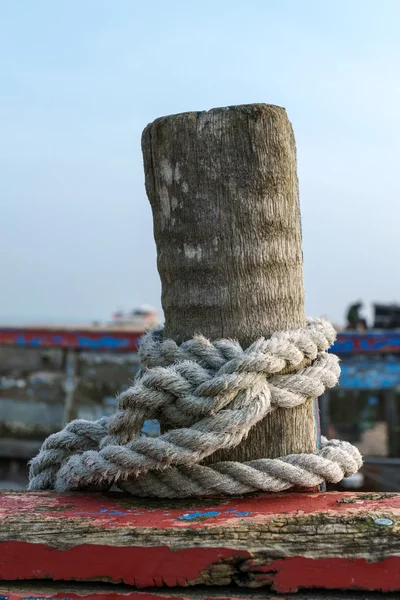 Rope coiled around a wooden post on a boat at Dungeness — Stock Photo, Image