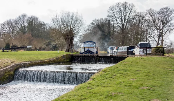 Papercourt Lock en el canal de navegación del río Wey — Foto de Stock