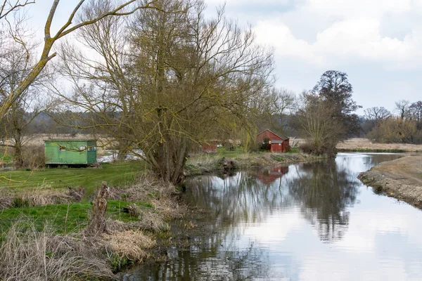 Holzhäuser in der Nähe der Papercourt-Schleuse am Fluss wey navigatio — Stockfoto