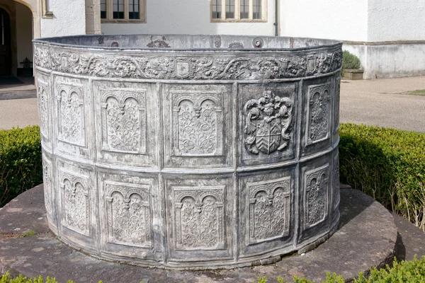 Fuente ornamental en el Museo Nacional de Historia de St Fagans en Cardiff el 19 de abril de 2015 — Foto de Stock