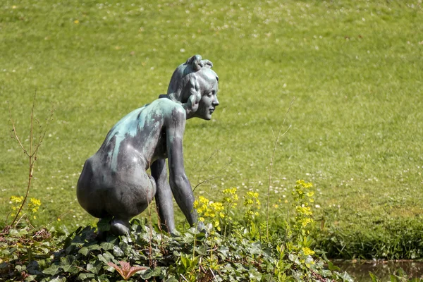 Kobiece statua w ogrodach St Fagans Narodowego Muzeum w Cardiff na 19 kwietnia 2015 — Zdjęcie stockowe