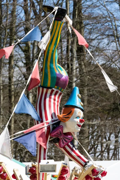 在加迪夫的 2015 年 4 月 19 日在游乐场的小丑时装模特 — 图库照片