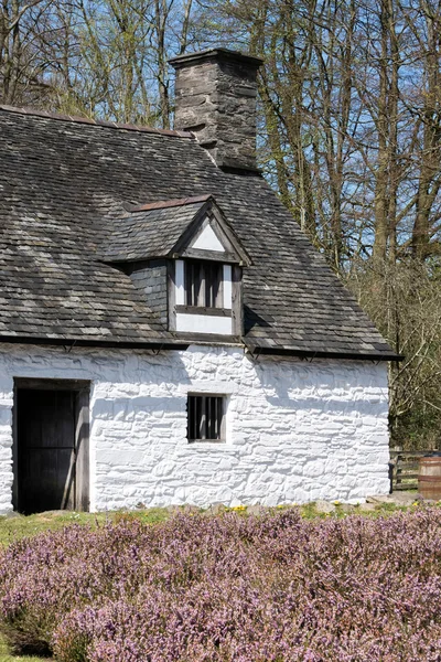 Casa rural de Cilewent en el Museo Nacional de Historia de St Fagans en Cardiff el 19 de abril de 2015 — Foto de Stock