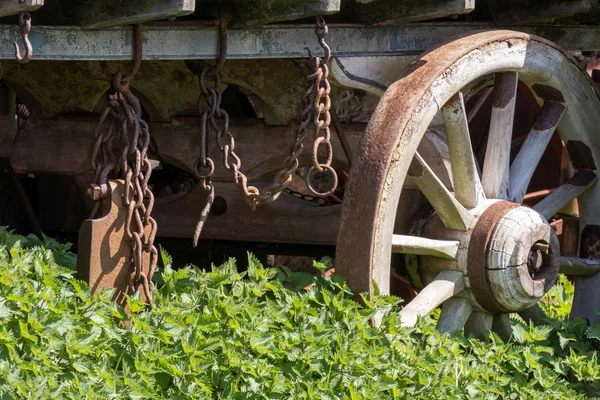 Antiguo carro de madera en el Hayshed en el Museo Nacional de Historia de St Fagans en Cardiff el 19 de abril de 2015 —  Fotos de Stock