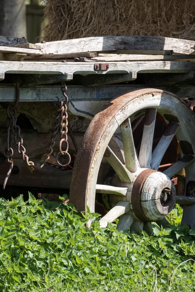 Stary drewniany wózek w Hayshed w St Fagans National History Museum w Cardiff na 19 kwietnia 2015 — Zdjęcie stockowe