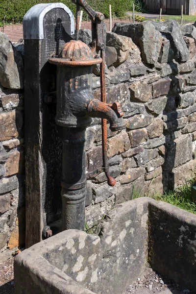 Vecchia pompa dell'acqua al St. Fagans National History Museum di Cardiff o — Foto Stock