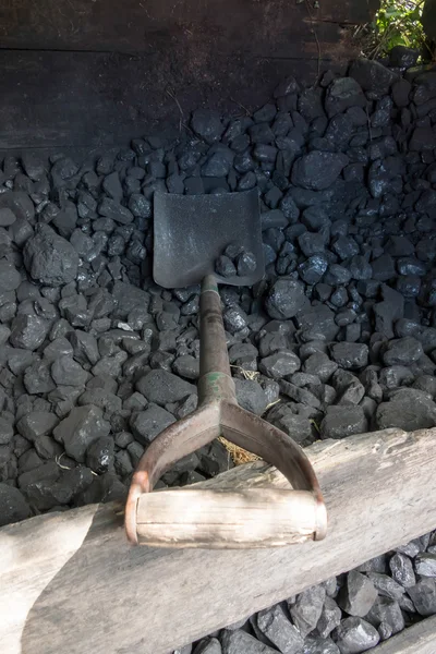 Kolen schop in een bunker kolen op St Fagans nationale geschiedenis Museu — Stockfoto