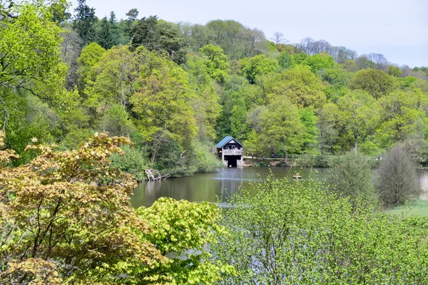 Blick auf das Bootshaus im winkworth Arboretum in Hascombe, surre — Stockfoto