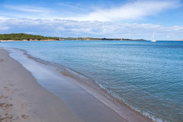 Liscia Ruja beach Sardunya yat — Stok fotoğraf