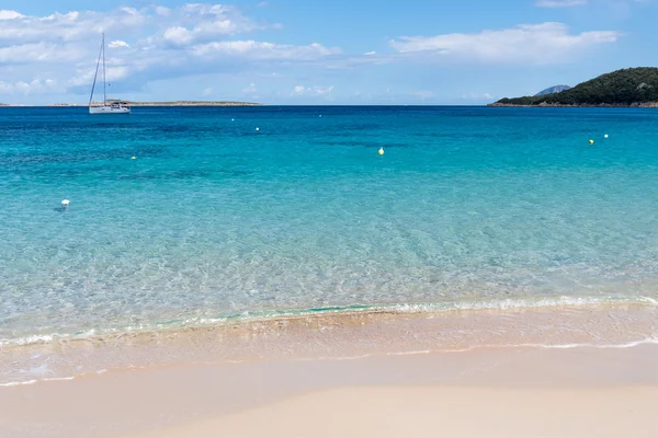 Jacht vor liscia ruja beach sardinien — Stockfoto