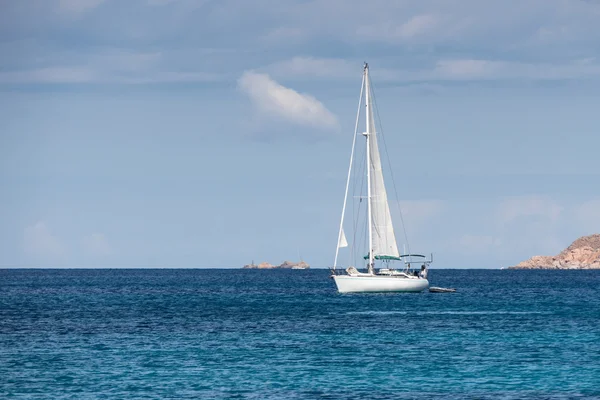 Yacht utanför Liscia Ruja beach Sardinien — Stockfoto