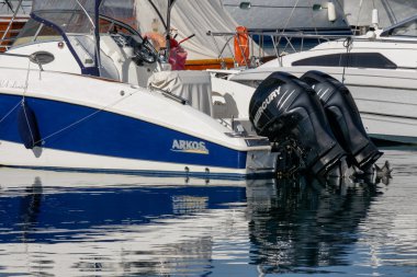 İki büyük kıçtan takmalı motorlar S Palau'da Marinada bir teknede
