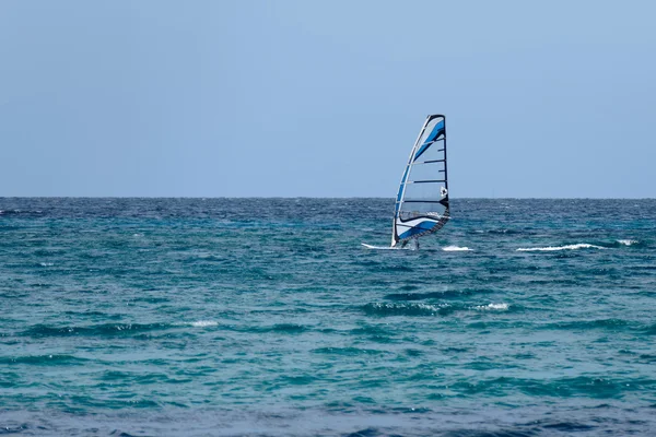 Man windsurfen op een strand in de buurt van Tanca Manna Cannigione Sardinië — Stockfoto