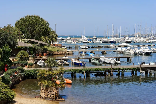 Boten in de jachthaven van Cannigione Sardinië op 17 mei 2015 — Stockfoto