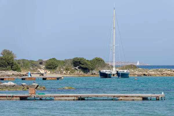 双体船在码头 Cannigione Sardinia 上 2015 年 5 月 17 日 — 图库照片