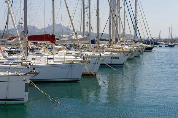 Båtar i marinan i Cannigione Sardinien den 17 maj 2015 — Stockfoto