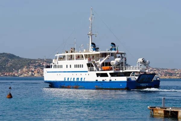 Arbatax bilfärja lämnar Palau Sardinien den 17 maj 2015 — Stockfoto