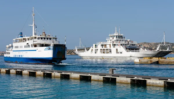 Car ferries leaving and entering  Palau port Sardinia on May 17, — Stock Photo, Image
