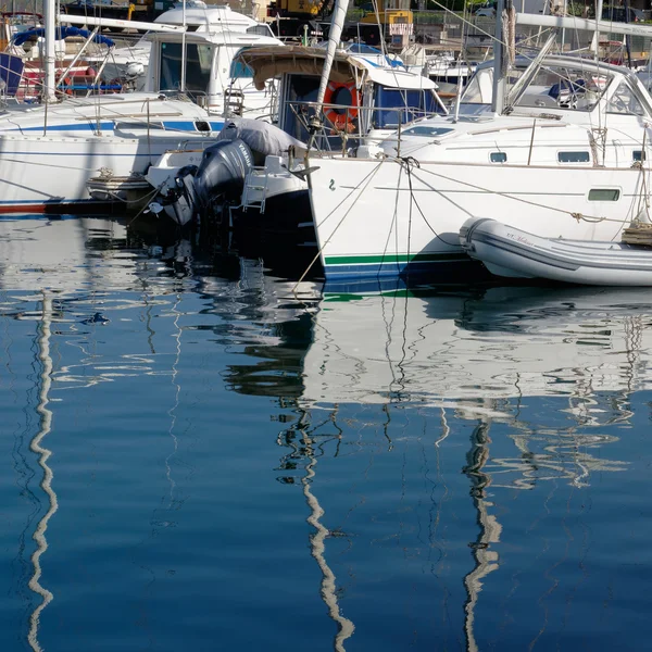 Båtar i marinan i Palau på Sardinien på kan 17,2015 — Stockfoto