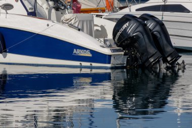 İki büyük kıçtan takmalı motorlar S Palau'da Marinada bir teknede