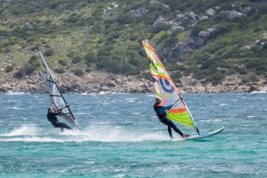 İki adam Porto Pollo Sardinya, 21 Mayıs 2015 Rüzgar Sörfü. 