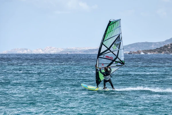 Hombre windsurf en Porto Pollo en Cerdeña el 21 de mayo de 2015. UND — Foto de Stock