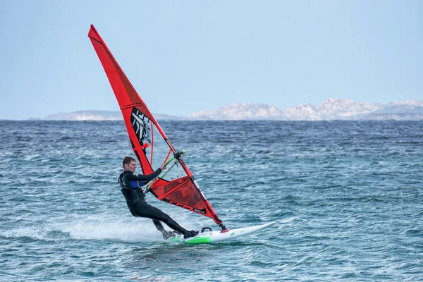 Muž, windsurfing v Porto Pollo na Sardinii na 21 května 2015. Unid — Stock fotografie