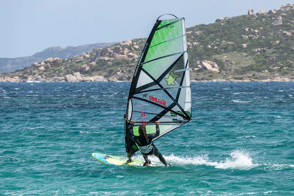 Muž, windsurfing v Porto Pollo na Sardinii na 21 května 2015. Unid — Stock fotografie