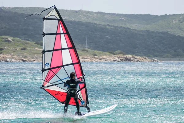 Man windsurfen in porto pollo in sardinien am 21. mai 2015. unid — Stockfoto
